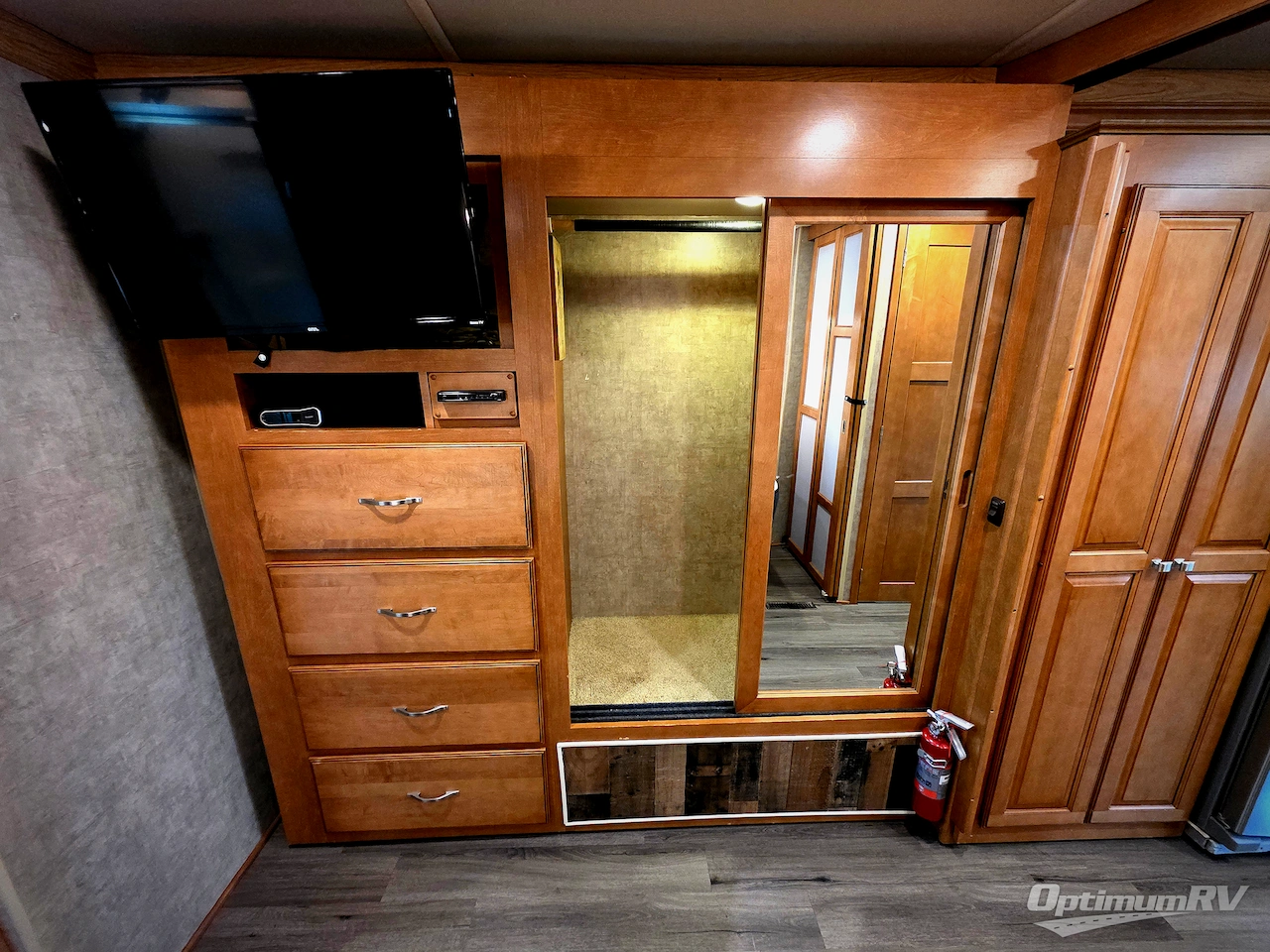 2014 Winnebago Adventurer 37F Photo 17