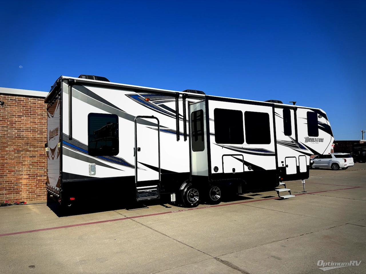 2017 Grand Design Momentum M-Class 350M Photo 2