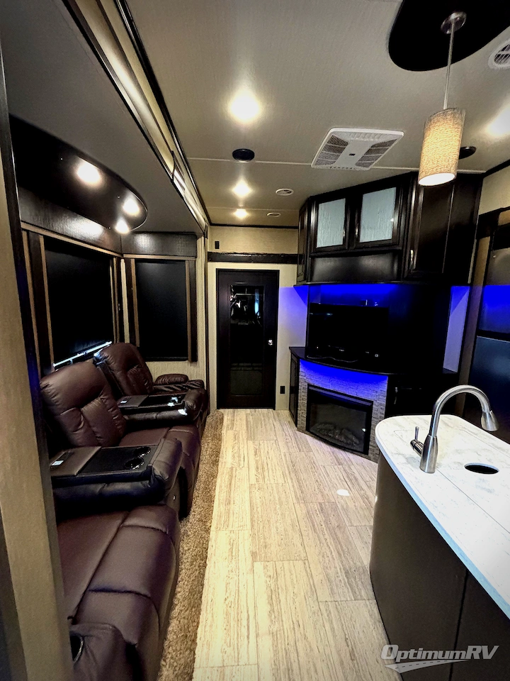 2017 Grand Design Momentum M-Class 350M Photo 6