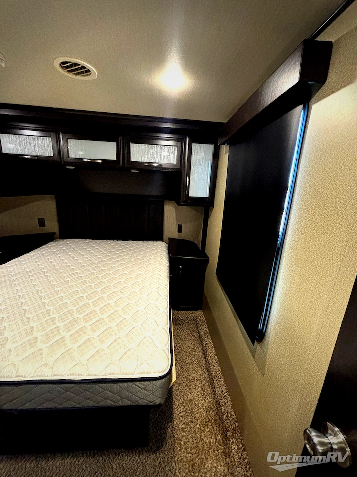 2017 Grand Design Momentum M-Class 350M Photo 9