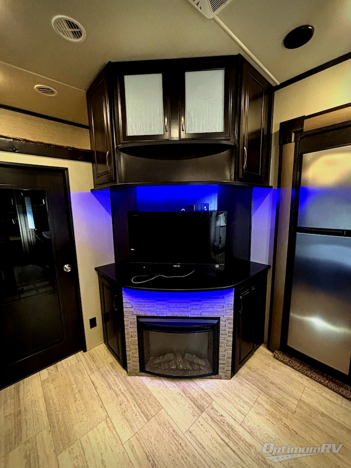 2017 Grand Design Momentum M-Class 350M Photo 15