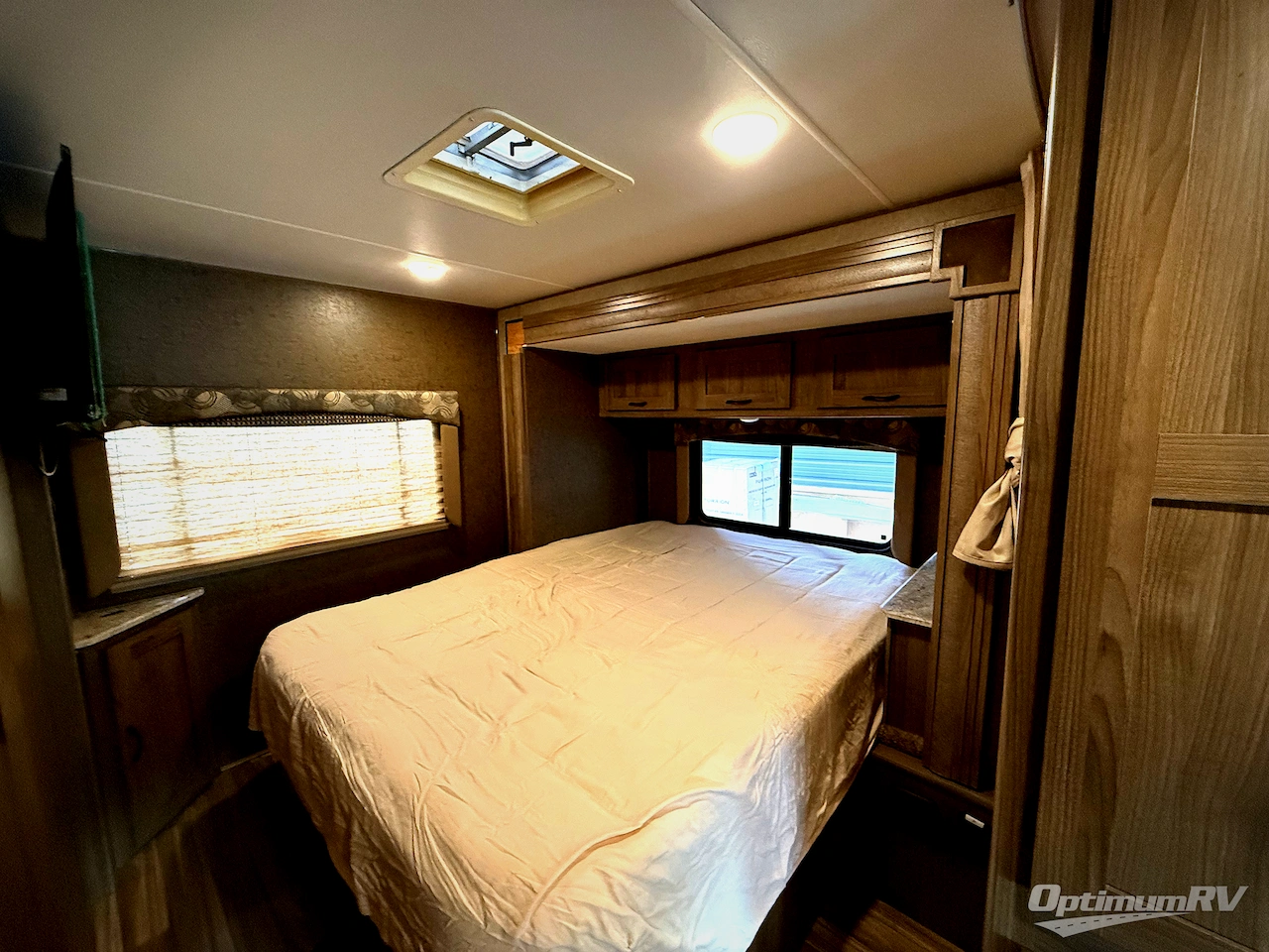 2016 Coachmen Freelander 26RS Chevy 4500 Photo 20