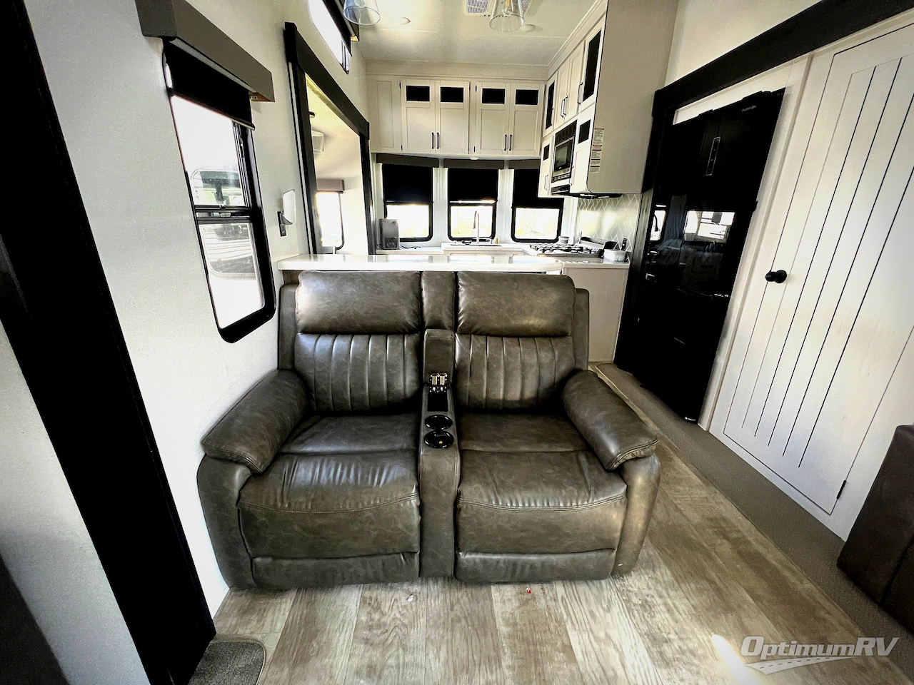 2025 Palomino Puma Destination 403LFT Photo 8
