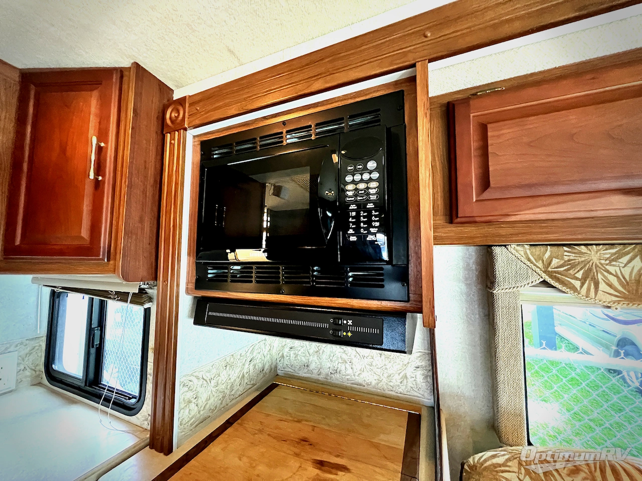 2005 Winnebago Minnie Winnie 30V Photo 11