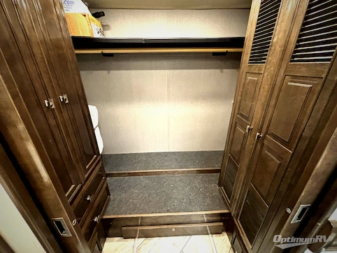 2021 Fleetwood Discovery LXE 44H RV Photo 4