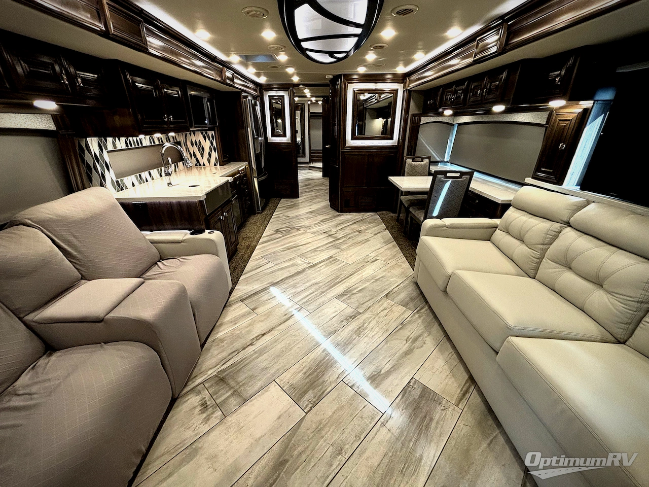 2021 Fleetwood Discovery LXE 44H Photo 4