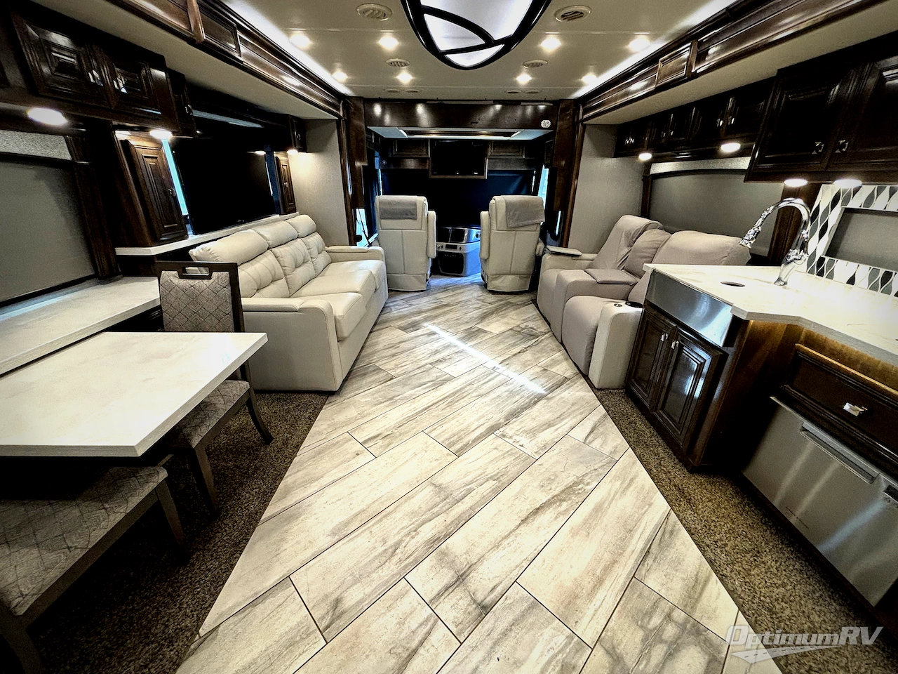 2021 Fleetwood Discovery LXE 44H Photo 5