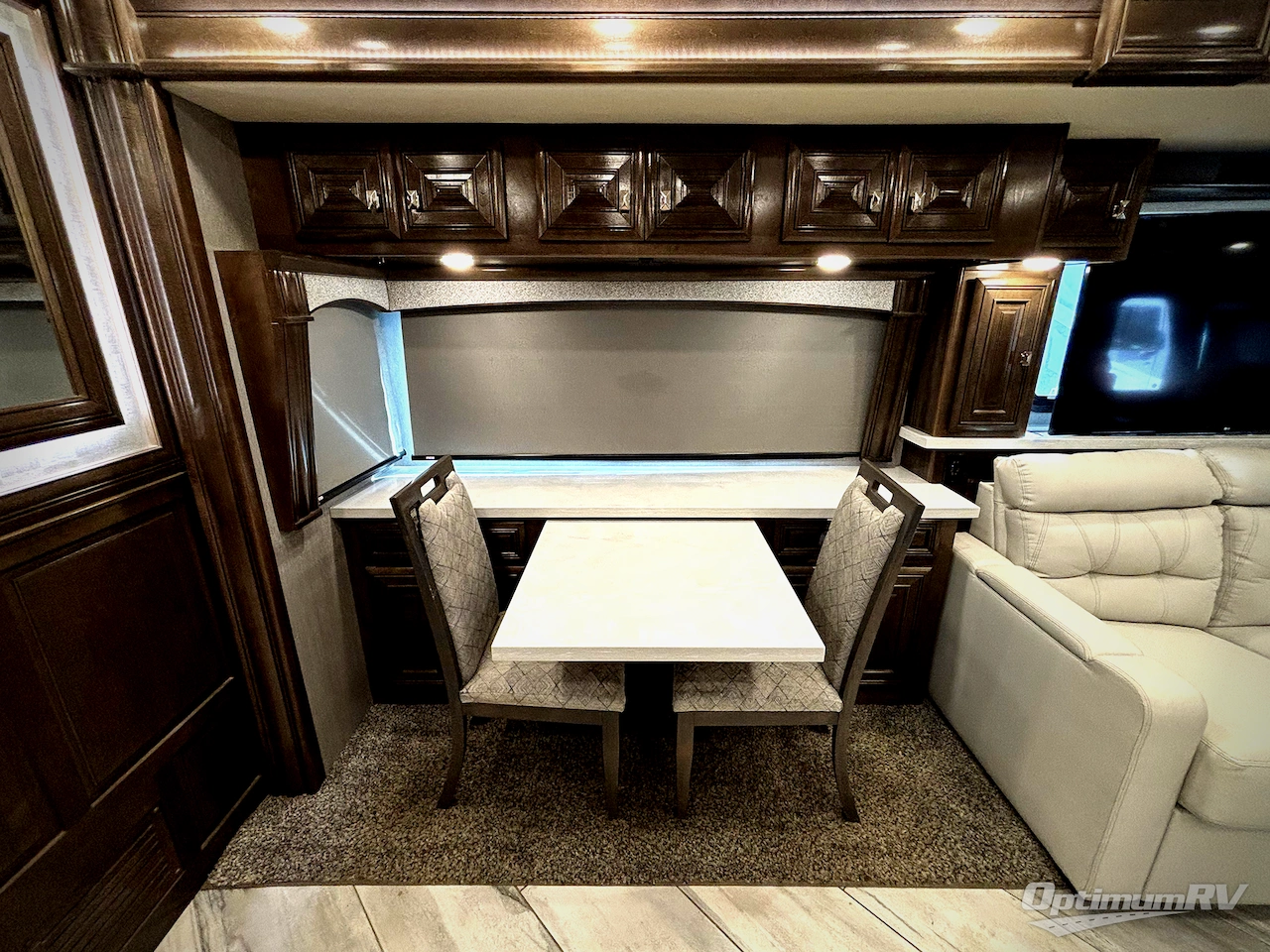 2021 Fleetwood Discovery LXE 44H Photo 12