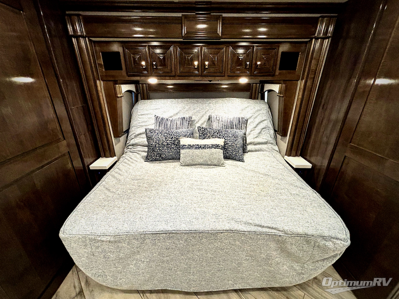 2021 Fleetwood Discovery LXE 44H Photo 17