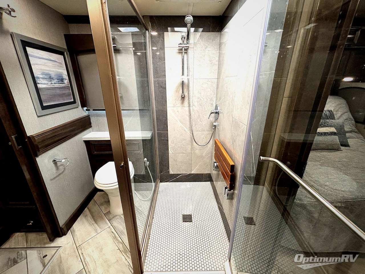 2021 Fleetwood Discovery LXE 44H Photo 21