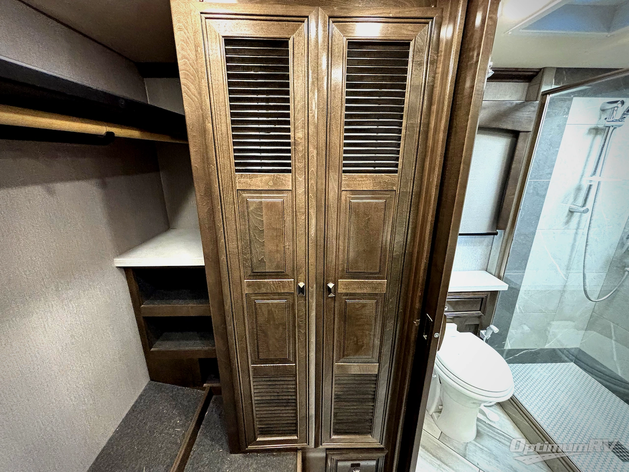 2021 Fleetwood Discovery LXE 44H Photo 23