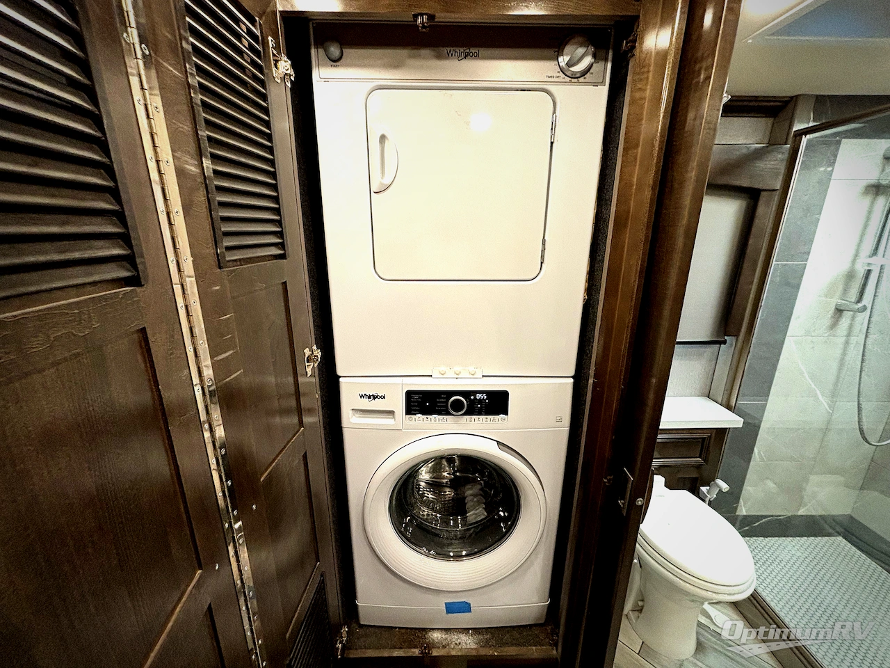 2021 Fleetwood Discovery LXE 44H Photo 24