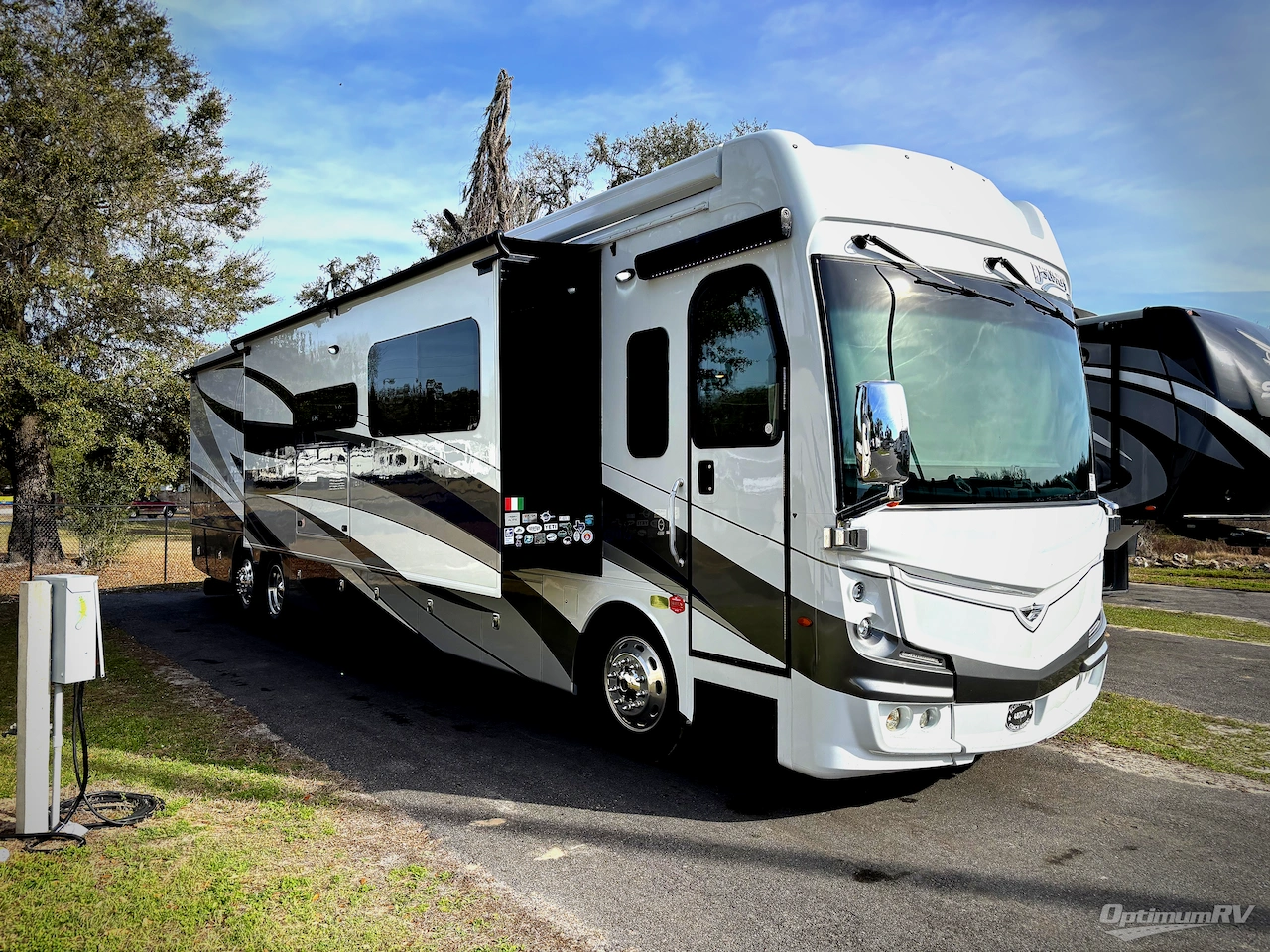 2021 Fleetwood Discovery LXE 44H Photo 1