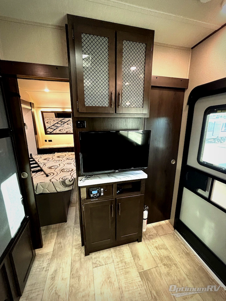 2022 Grand Design Momentum G-Class 23G Photo 11