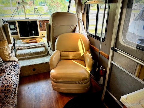 2004 Airstream Land Yacht 33 RV Photo 3