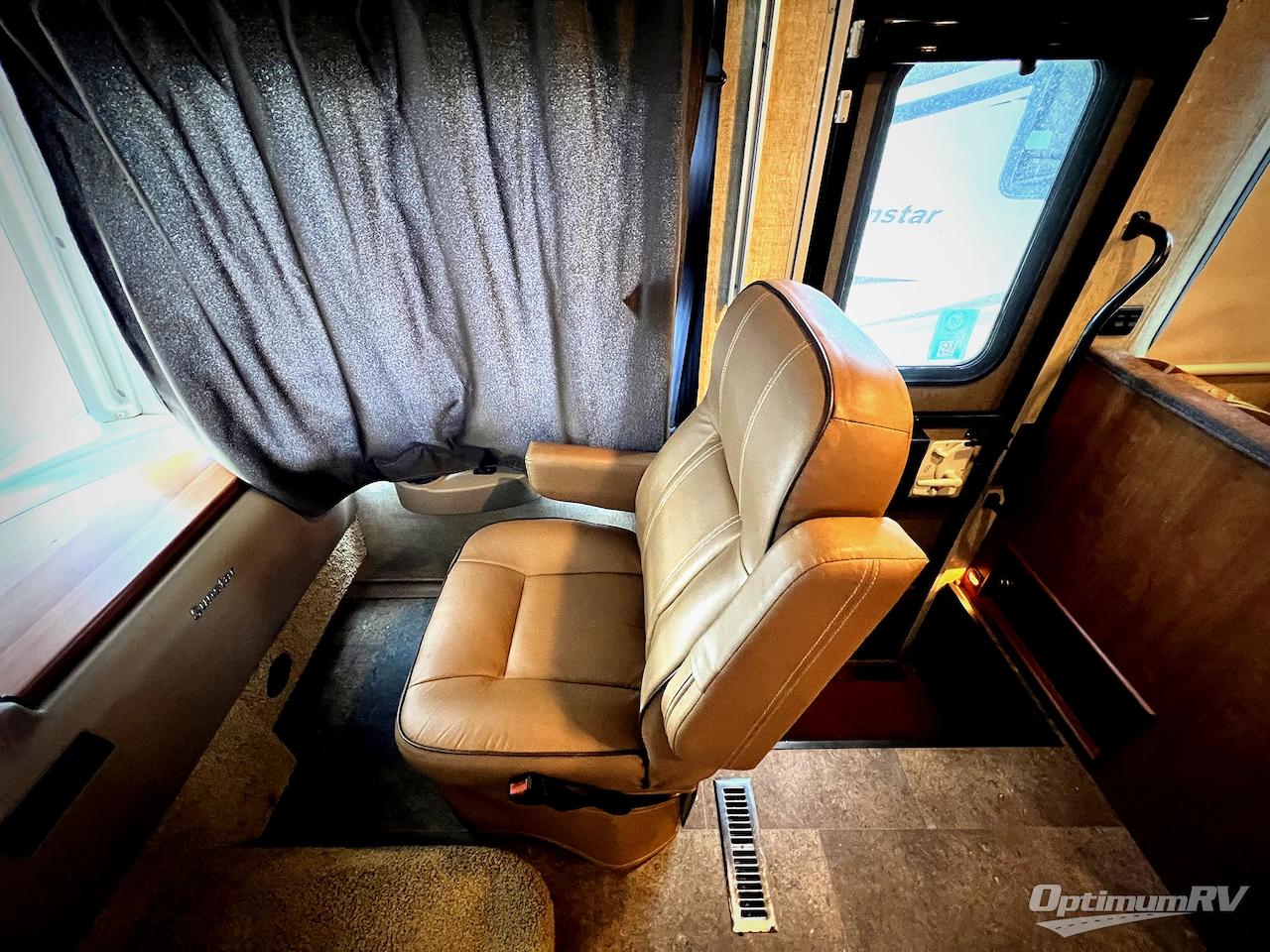 2017 Winnebago Sunstar 29VE Photo 9