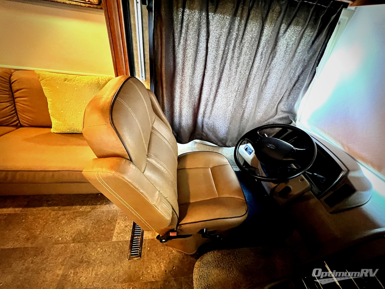 2017 Winnebago Sunstar 29VE Photo 7