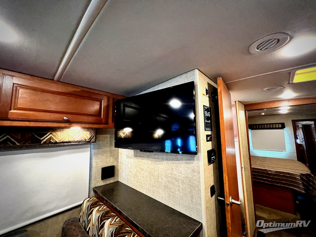 2017 Winnebago Sunstar 29VE Photo 12