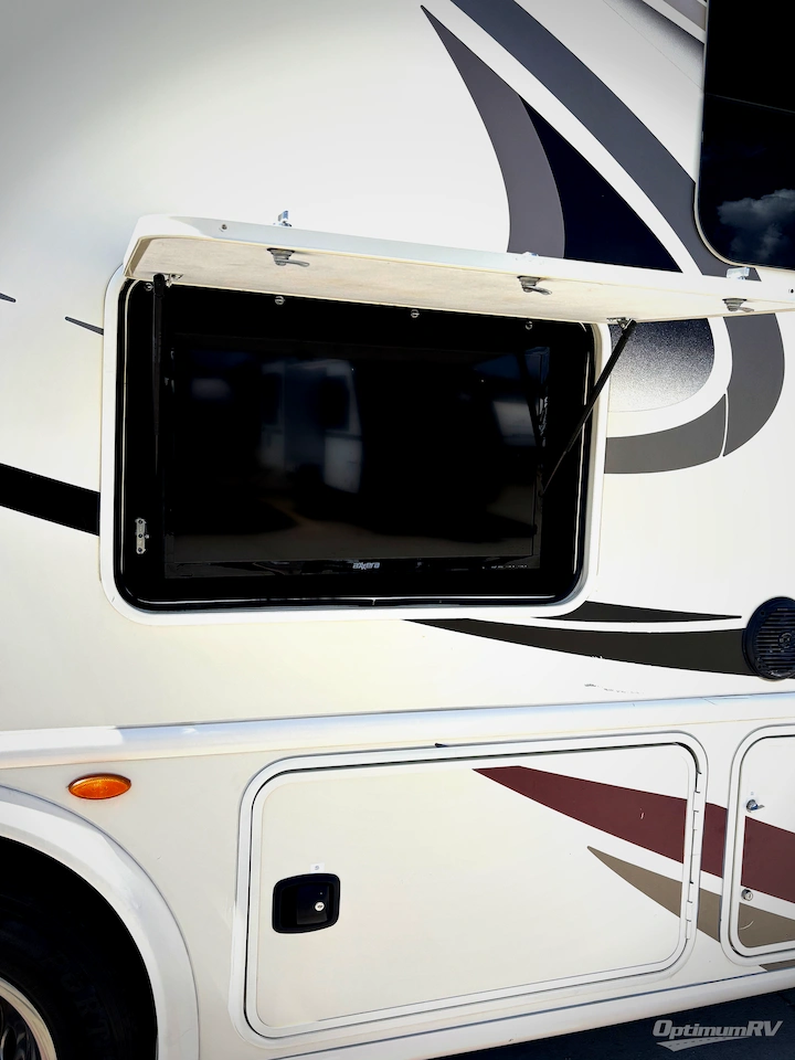 2018 Thor Hurricane 29M Photo 5