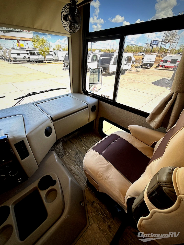 2018 Thor Hurricane 29M Photo 10