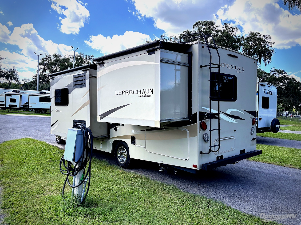 2018 Coachmen Leprechaun 260DS Chevy 4500 Photo 3