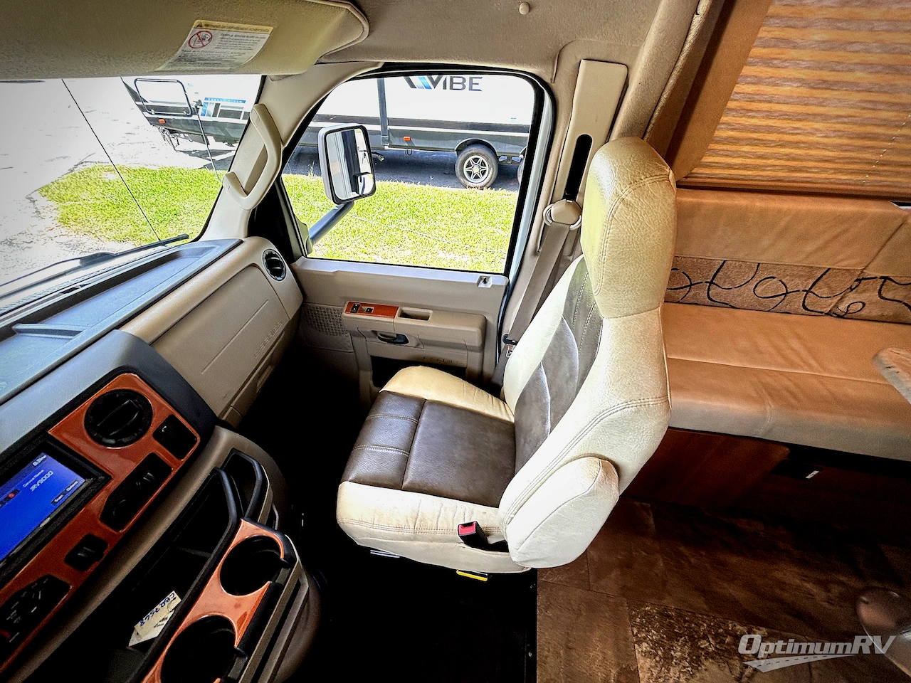 2018 Coachmen Leprechaun 260DS Chevy 4500 Photo 9