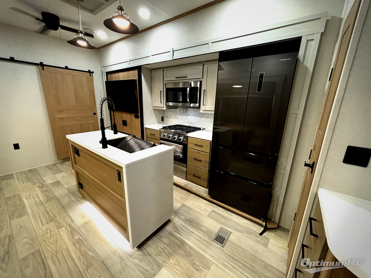 2025 Forest River Sandpiper 3880BH Photo 15