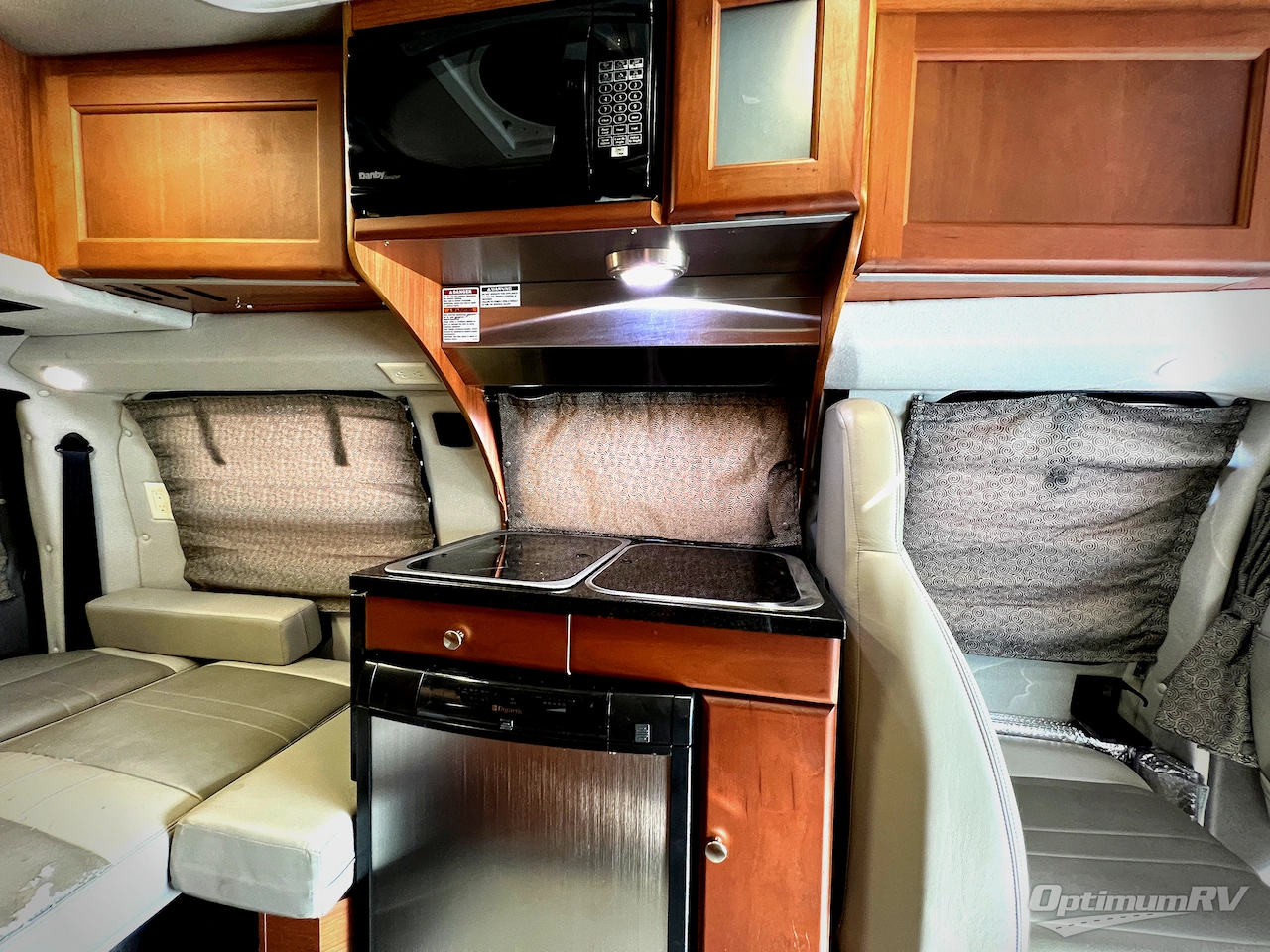 2016 Roadtrek Versatile 170 Photo 9