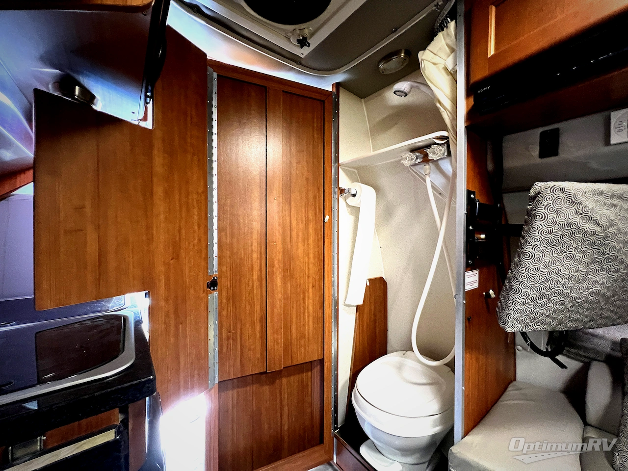 2016 Roadtrek Versatile 170 Photo 15