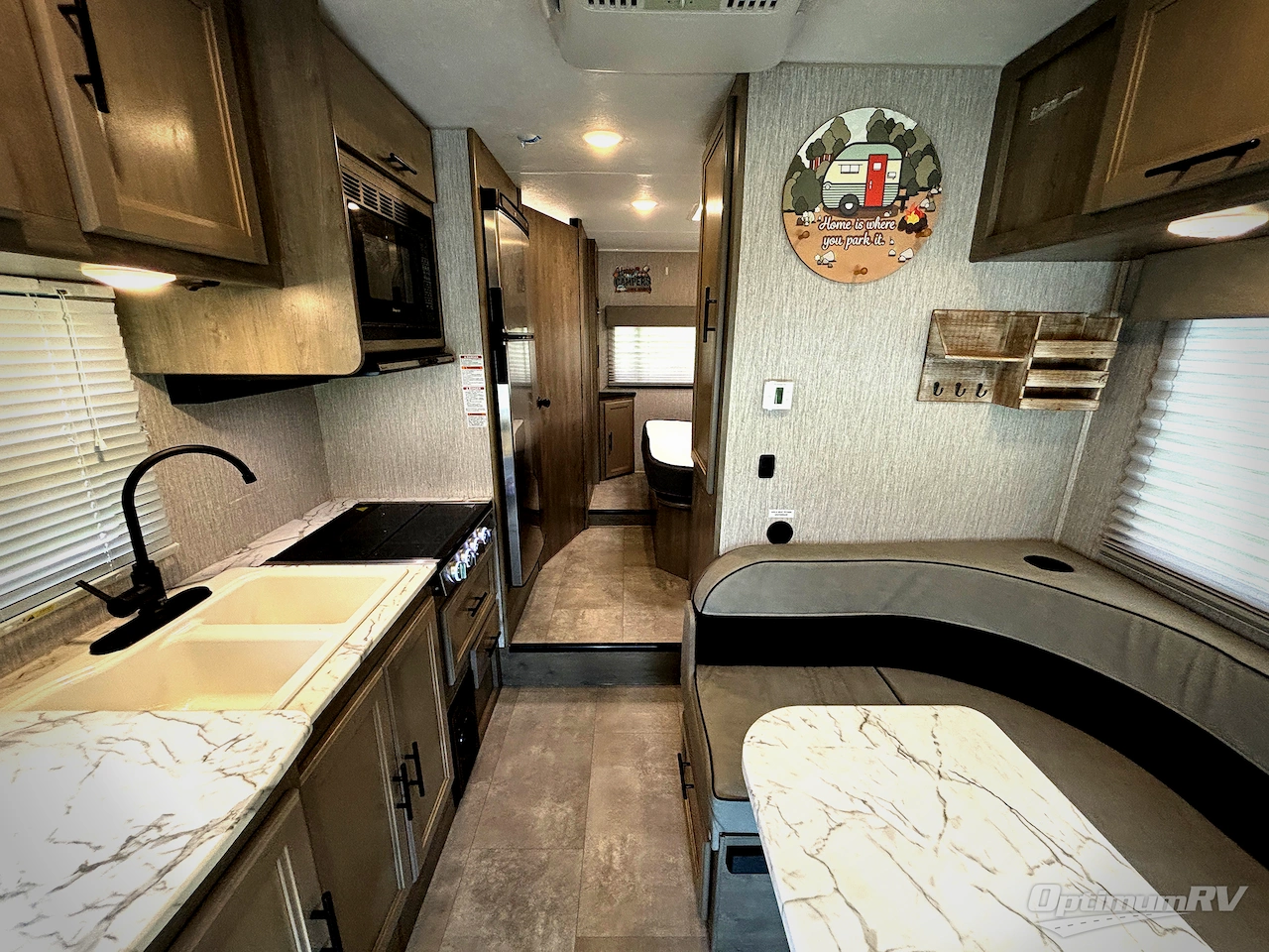 2021 Coachmen Freelander 21RS Chevy 4500 Photo 3