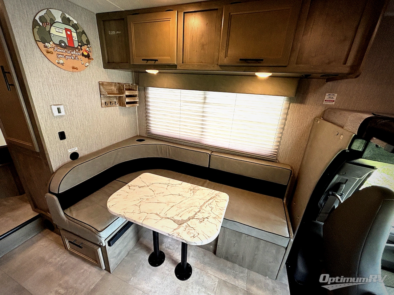 2021 Coachmen Freelander 21RS Chevy 4500 Photo 10