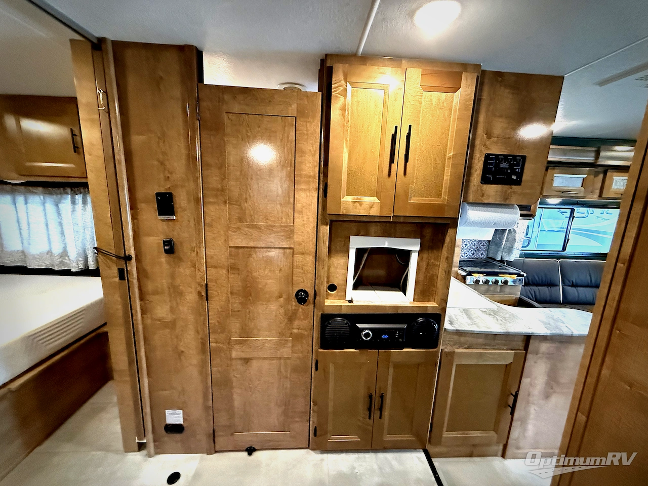 2021 Coachmen Leprechaun 300BH Ford 450 Photo 19