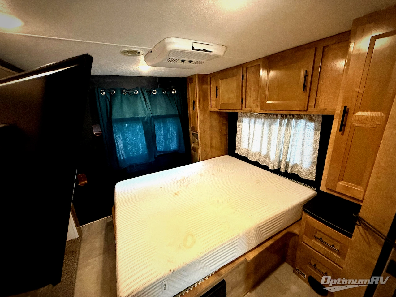 2021 Coachmen Leprechaun 300BH Ford 450 Photo 20