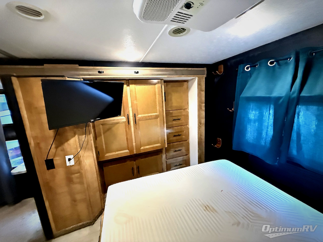 2021 Coachmen Leprechaun 300BH Ford 450 Photo 21