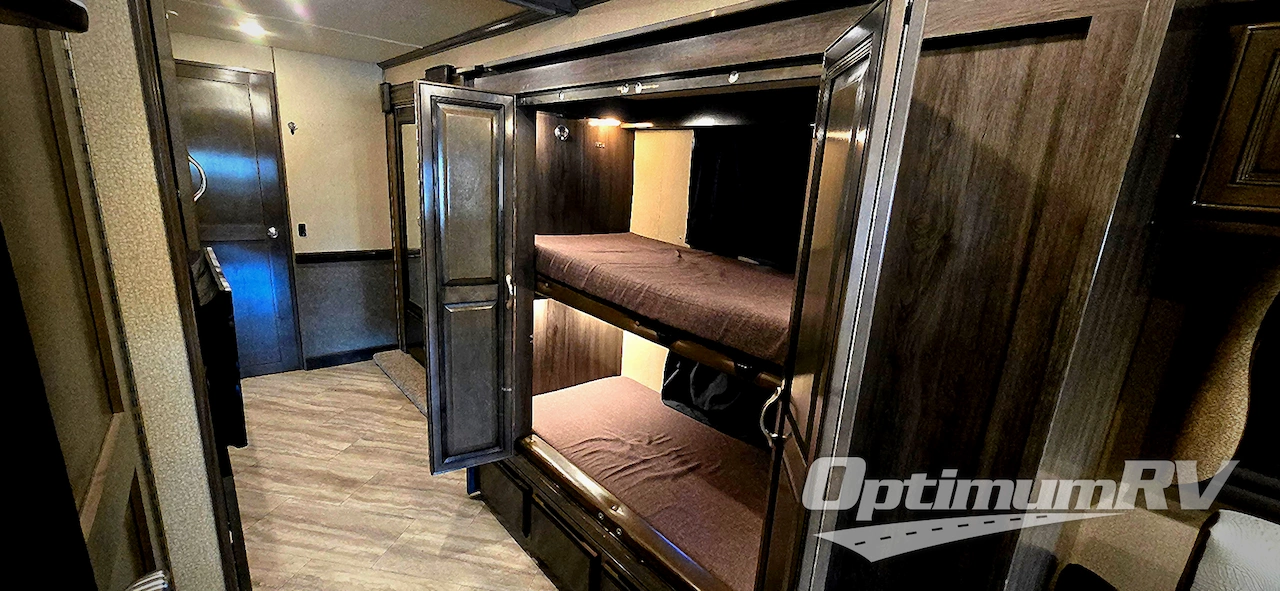 2019 Fleetwood Bounder 36FP Photo 8