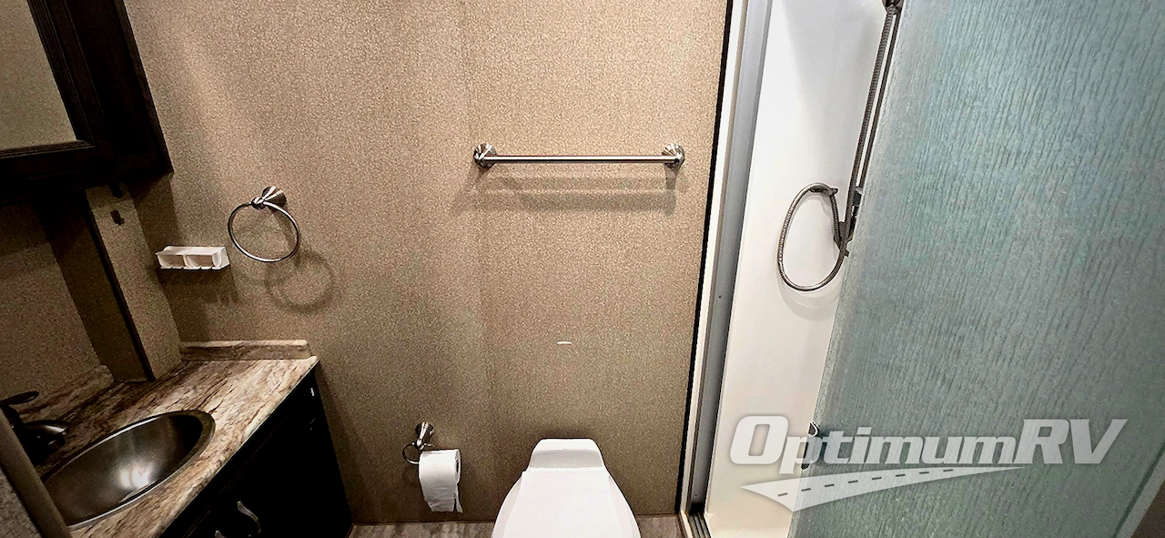 2019 Fleetwood Bounder 36FP Photo 12