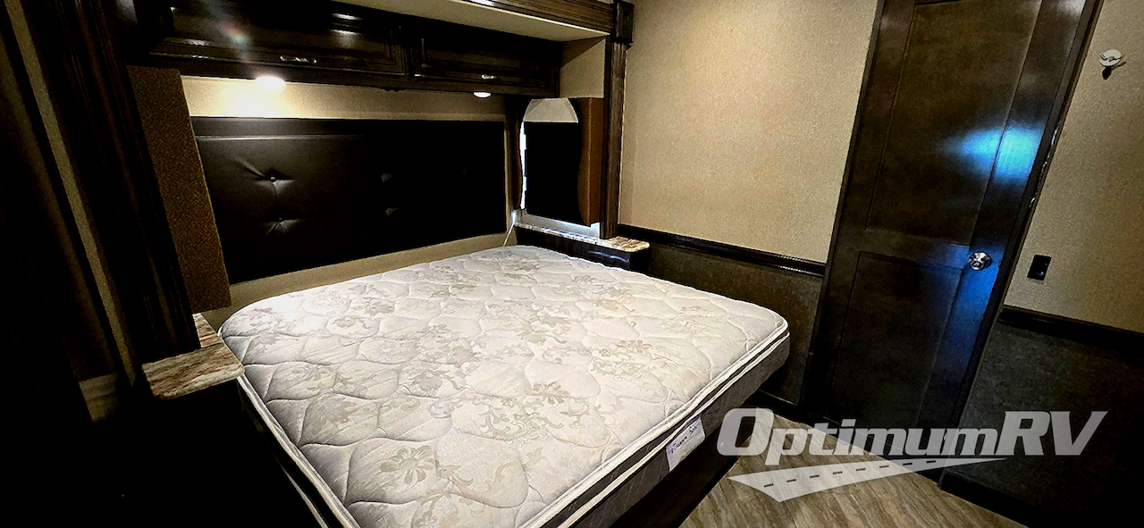 2019 Fleetwood Bounder 36FP Photo 10