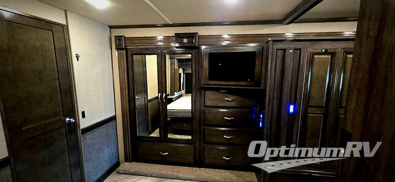 2019 Fleetwood Bounder 36FP Photo 11