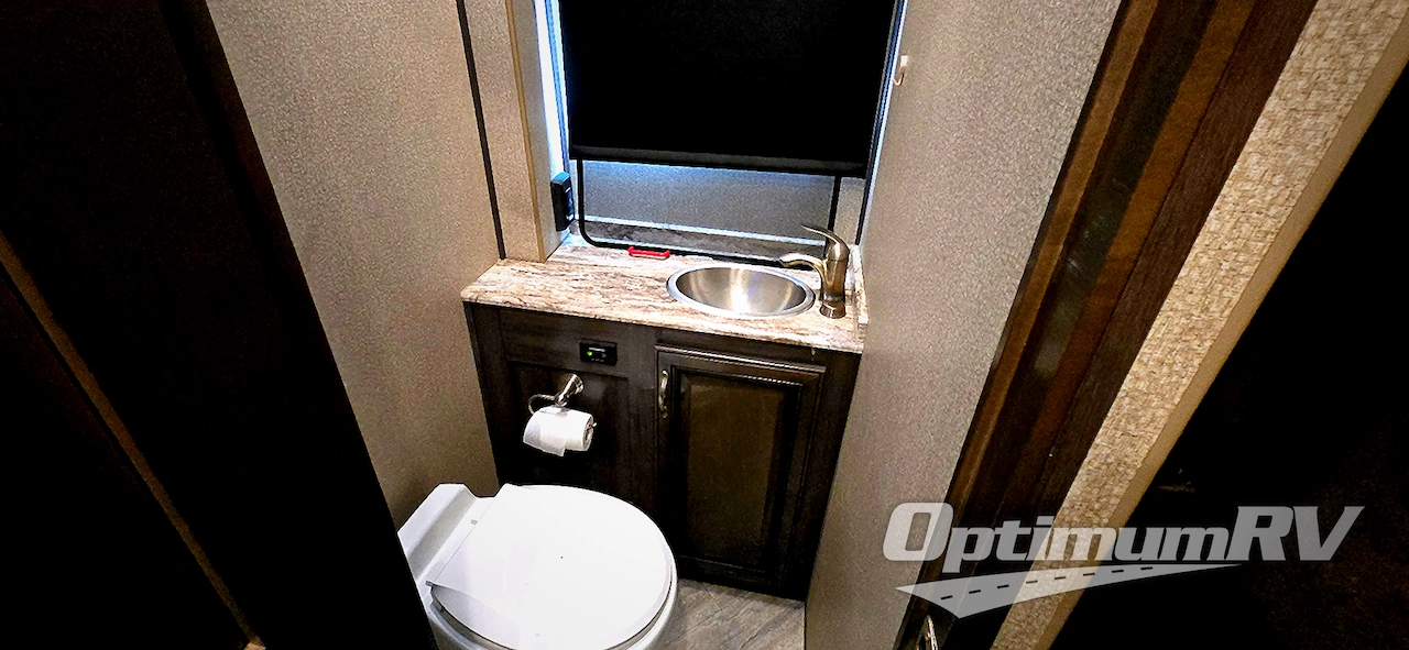 2019 Fleetwood Bounder 36FP Photo 13