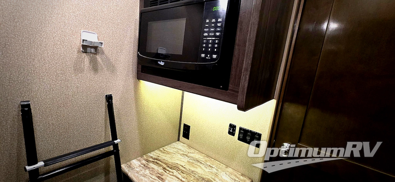 2019 Fleetwood Bounder 36FP Photo 9