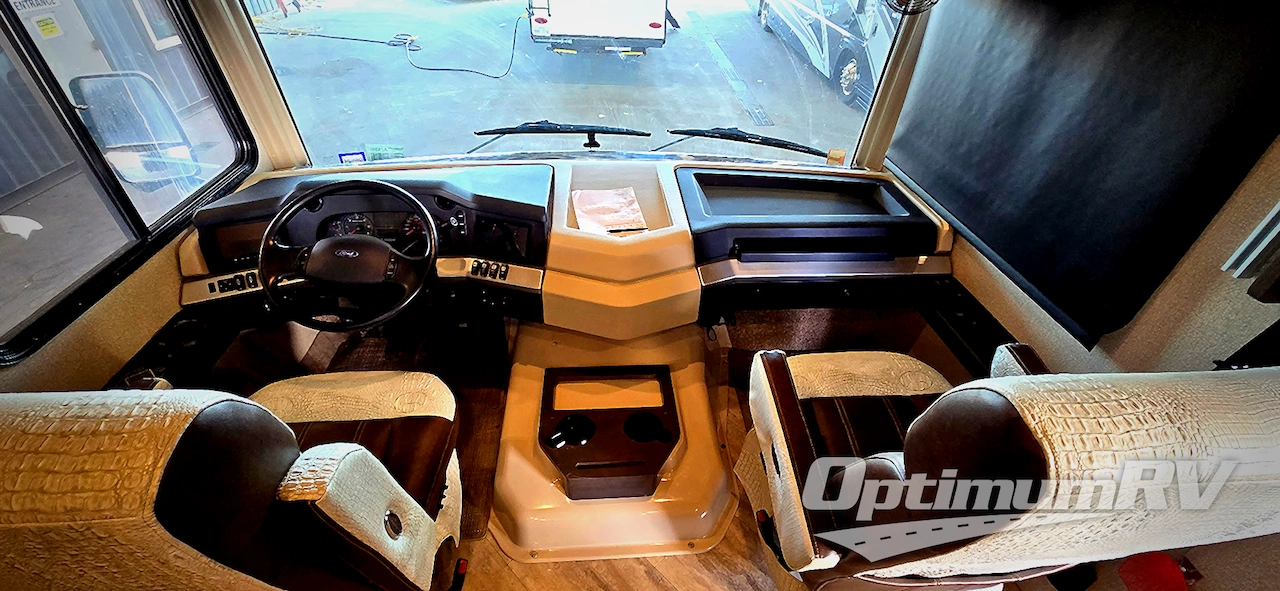 2019 Fleetwood Bounder 36FP Photo 4
