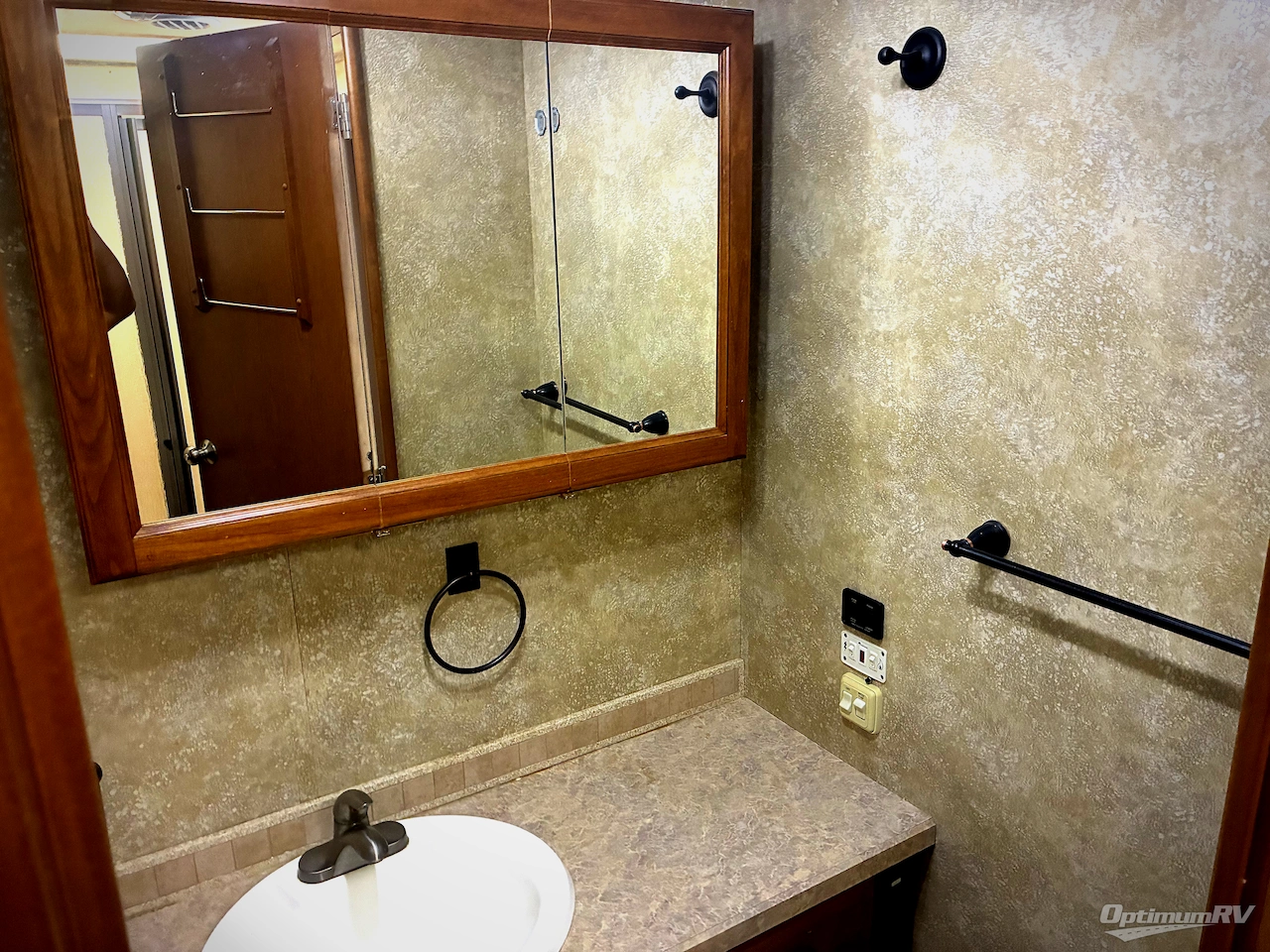 2011 Tiffin Allegro 32 CA Photo 16