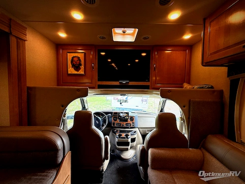 2017 Thor Chateau 31W RV Photo 2