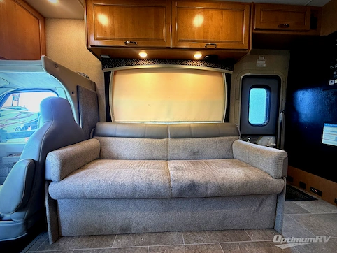 2017 Thor Chateau 31W RV Photo 3