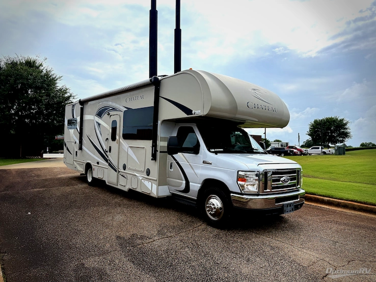 2017 Thor Chateau 31W RV Photo 1