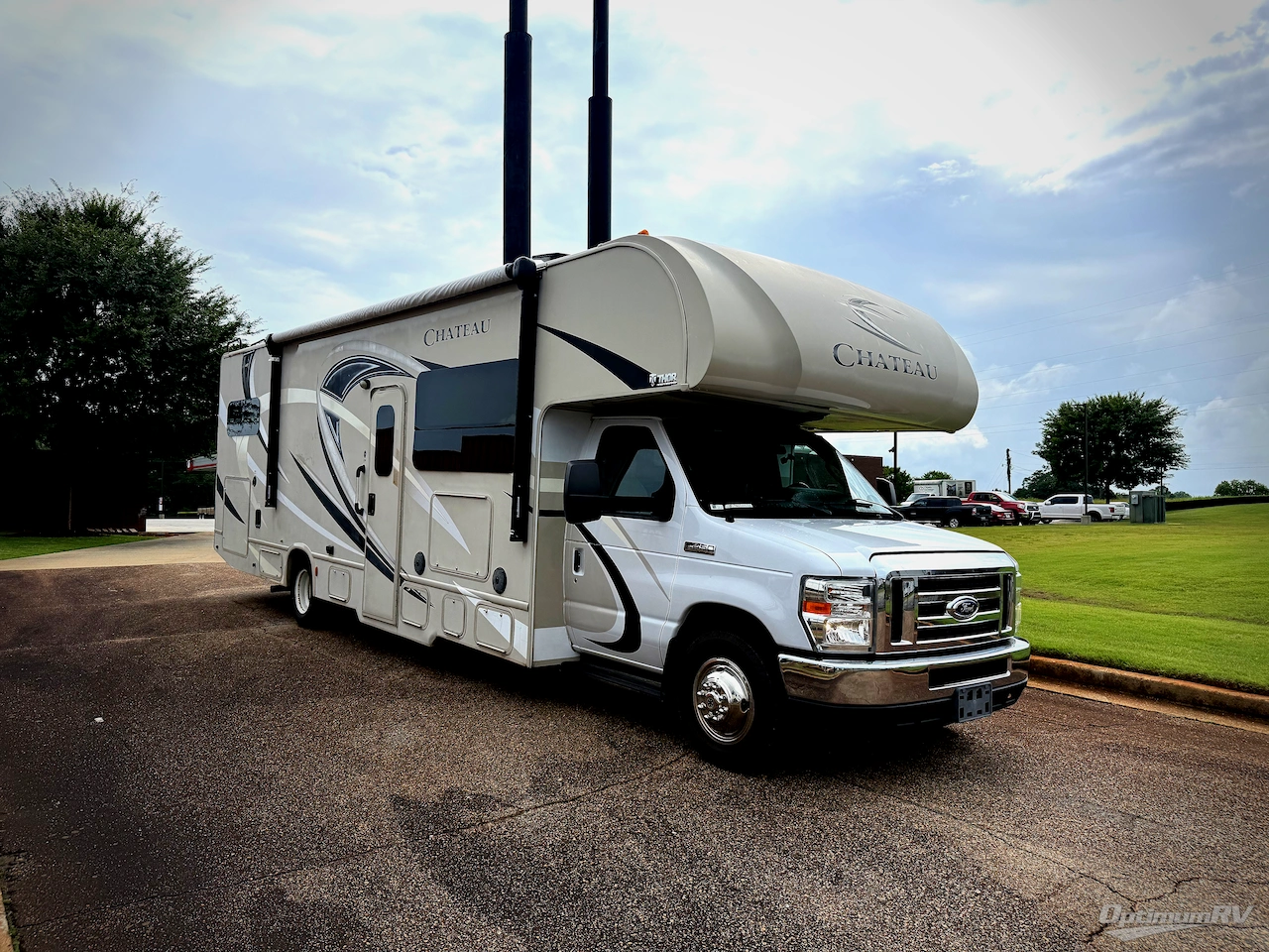 2017 Thor Chateau 31W Photo 1