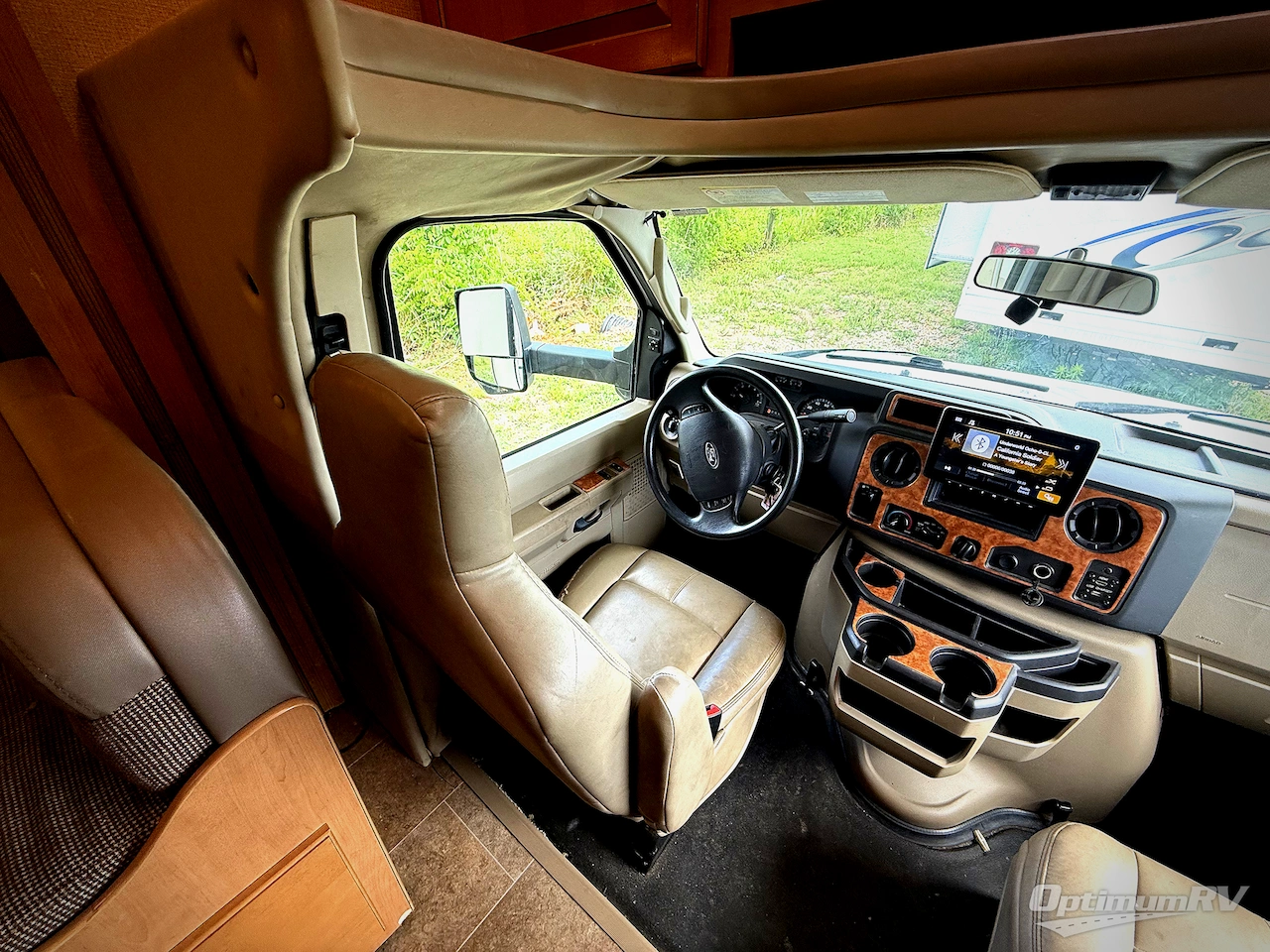 2017 Thor Chateau 31W Photo 10