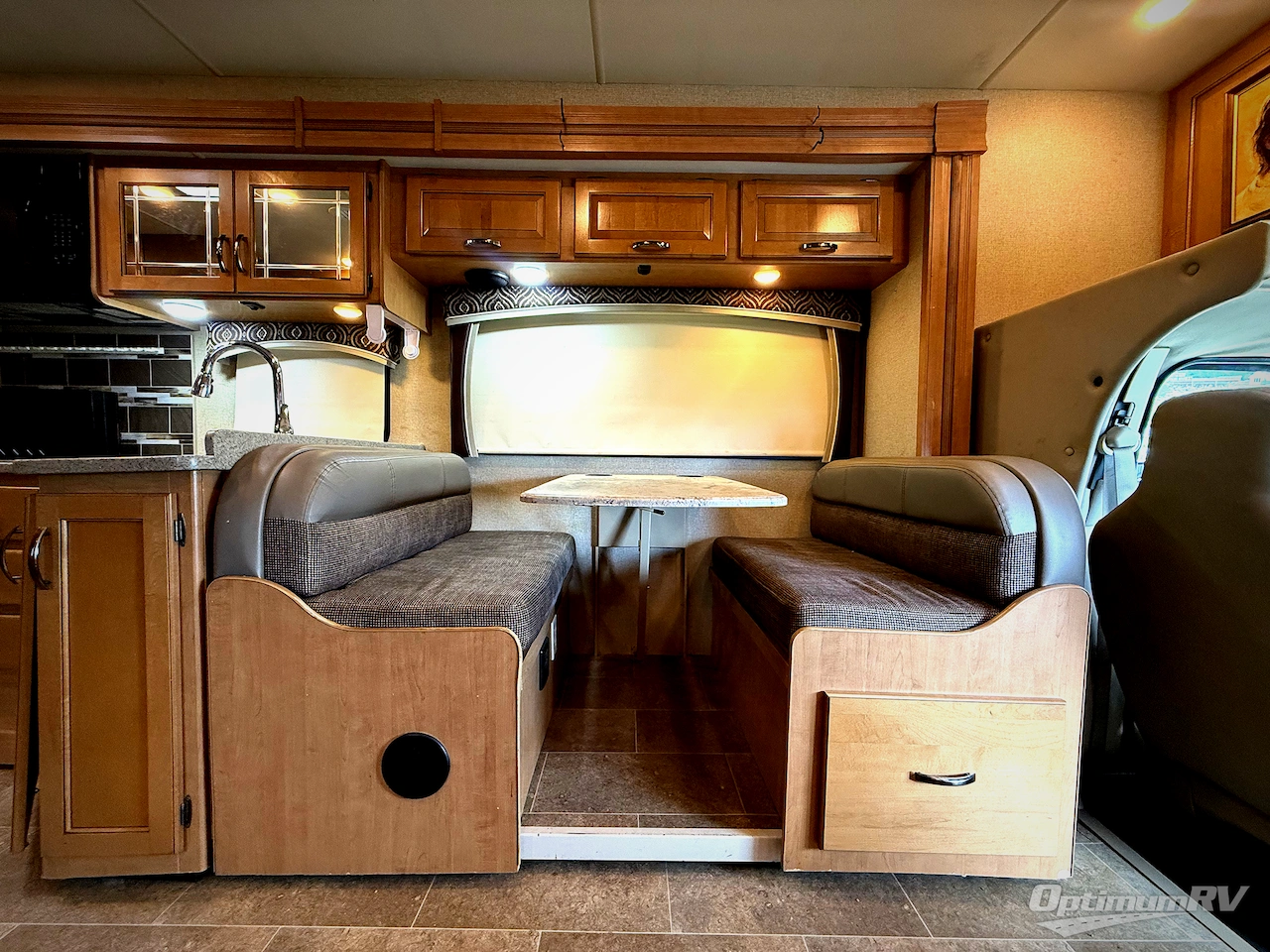 2017 Thor Chateau 31W Photo 12
