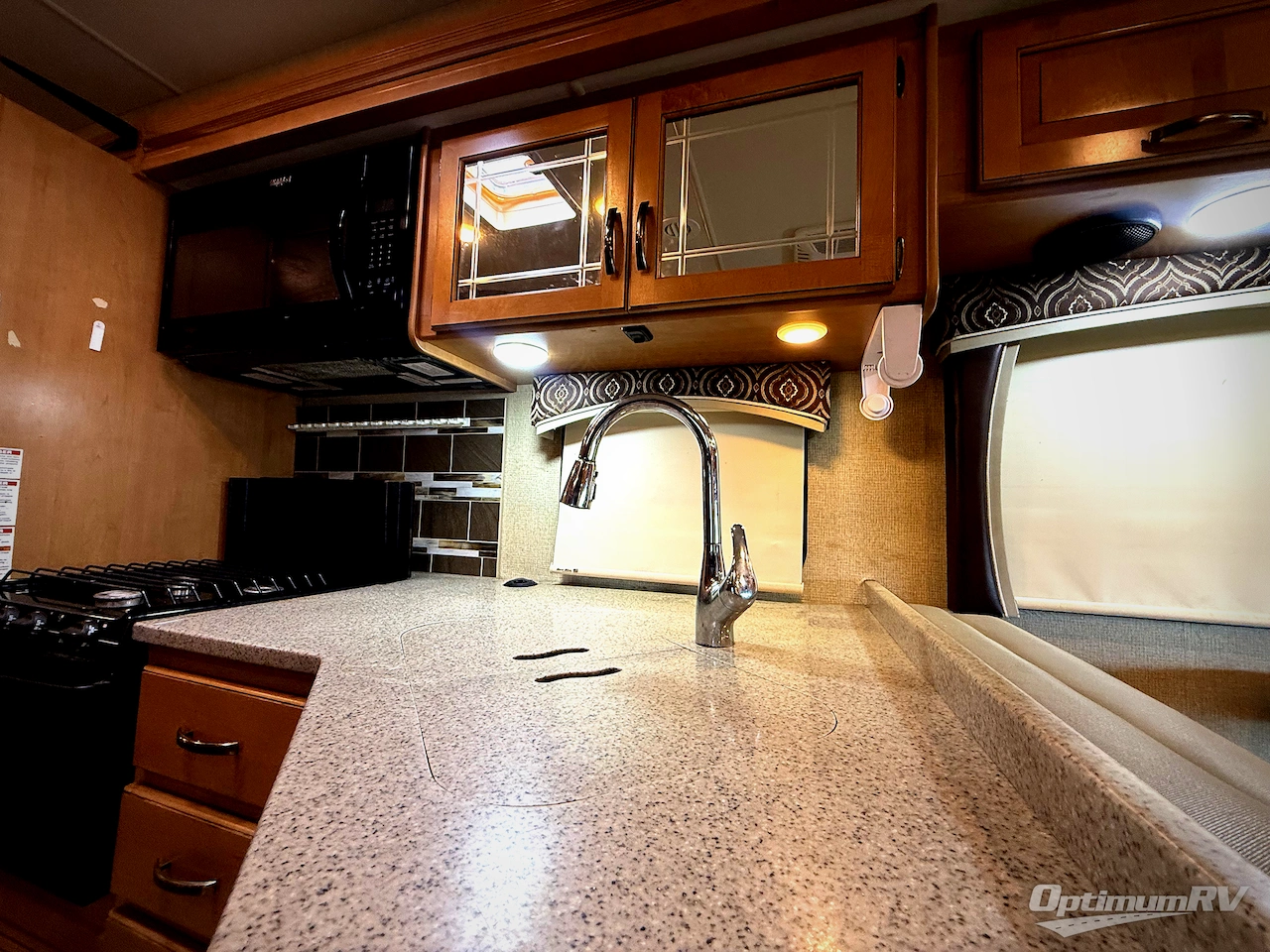 2017 Thor Chateau 31W Photo 16