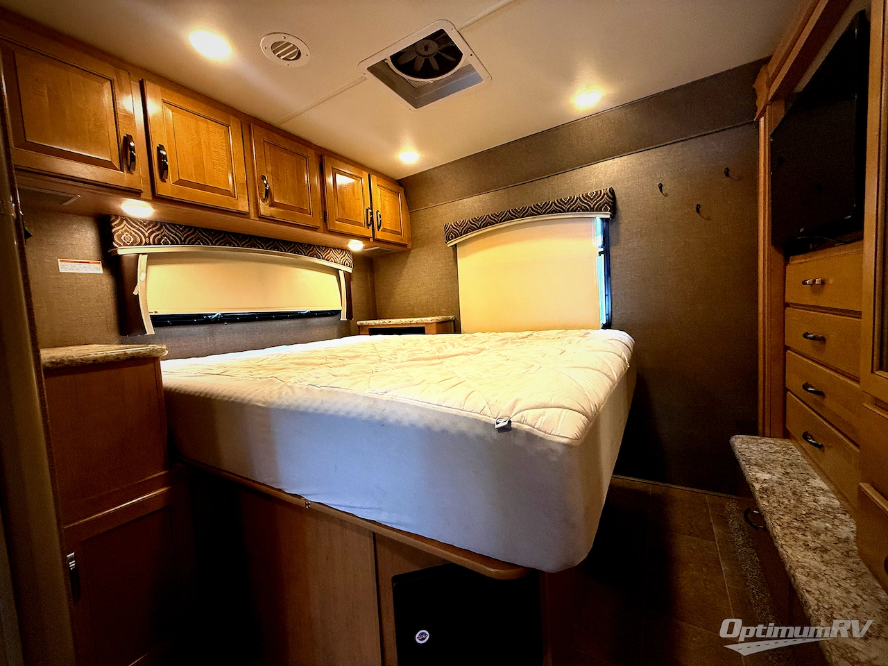 2017 Thor Chateau 31W Photo 21